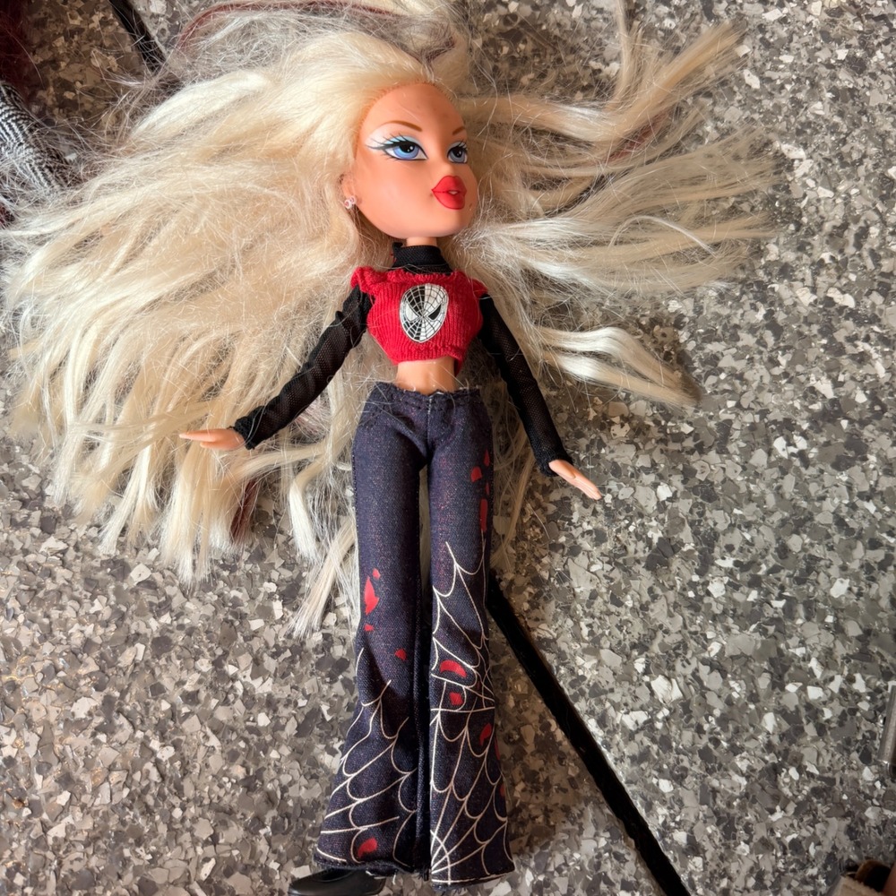 Bratz Spiderman 3 Cloe Doll Blonde Hair Blue Eyes MGA Marvel Superhero Outfit